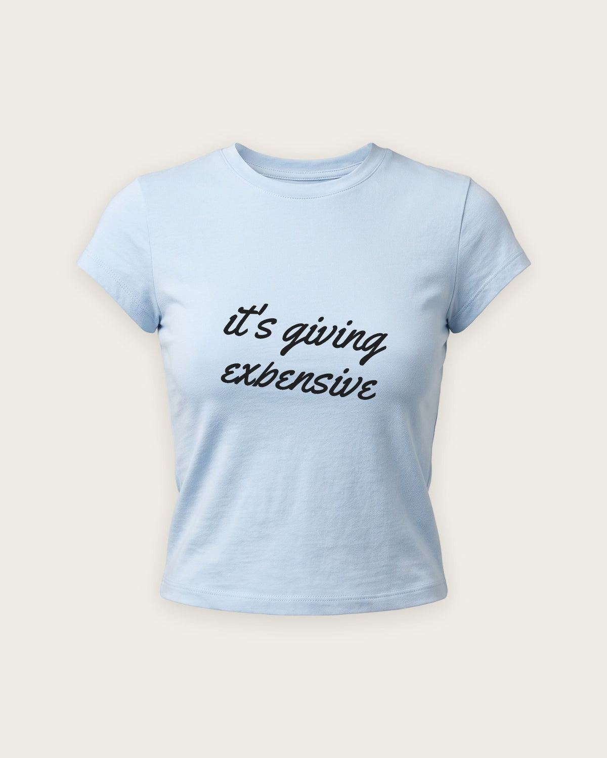 Baby Tee “It's Giving Expensive” — Azul Bebê