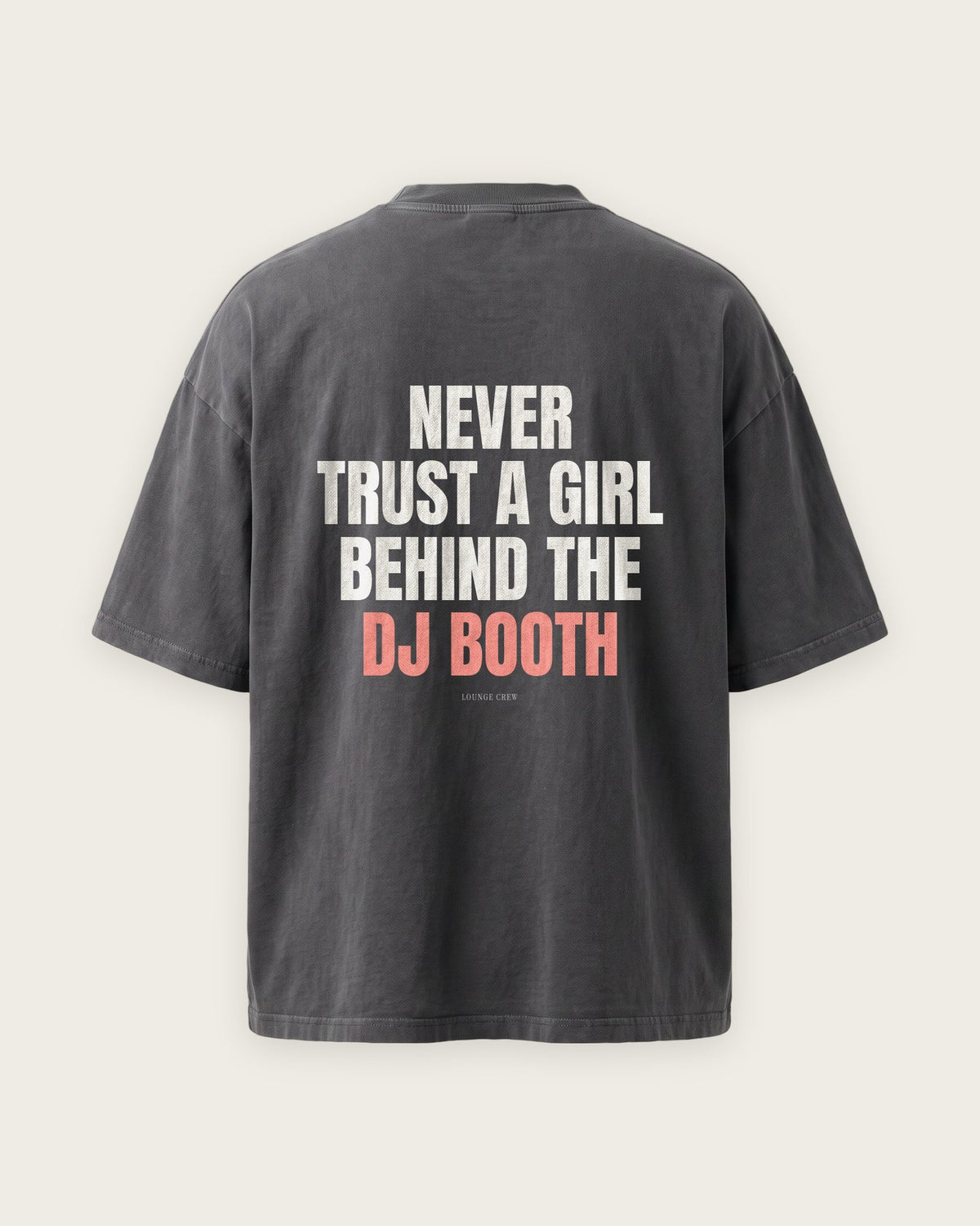 Camiseta Oversized “Never Trust a Girl Behind the DJ Booth” — Cinza Estonado