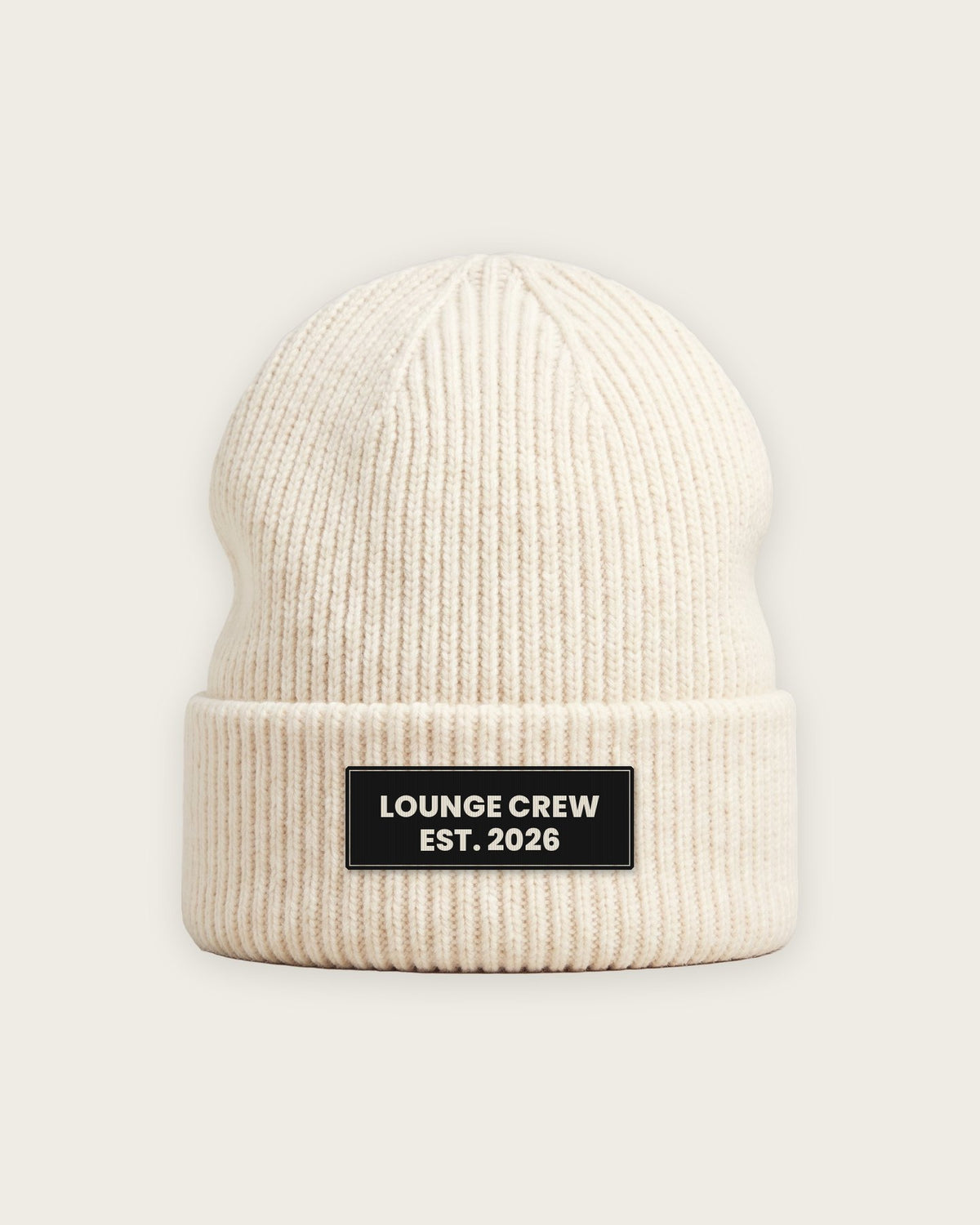 Gorro Canelado “Lounge Crew Est. 2026” — Off-White