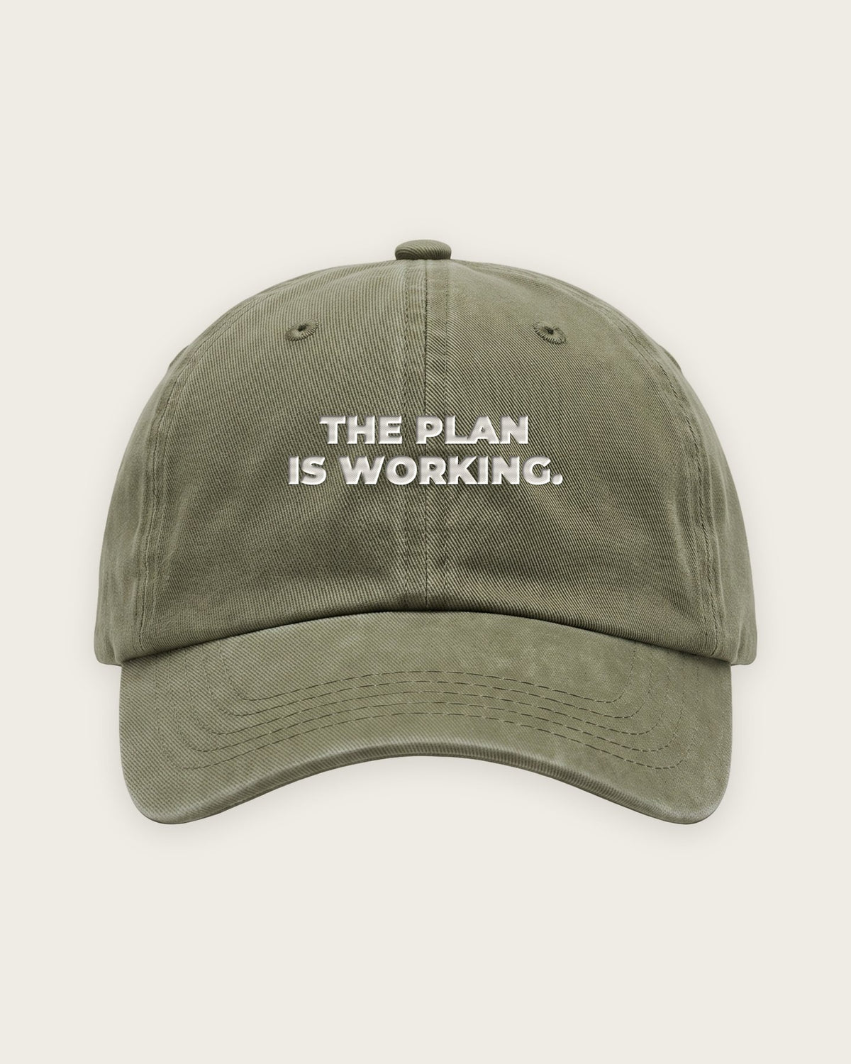 Boné Dad Hat “The Plan Is Working” — Verde Musgo