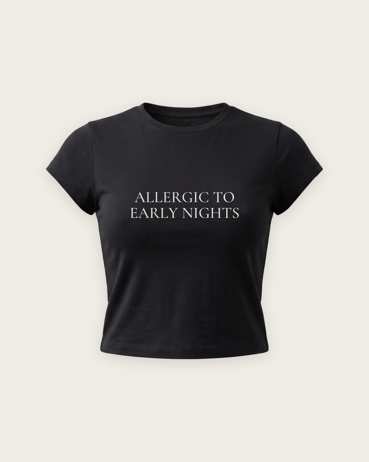 Baby Tee “Allergic to Early Nights” — Preto