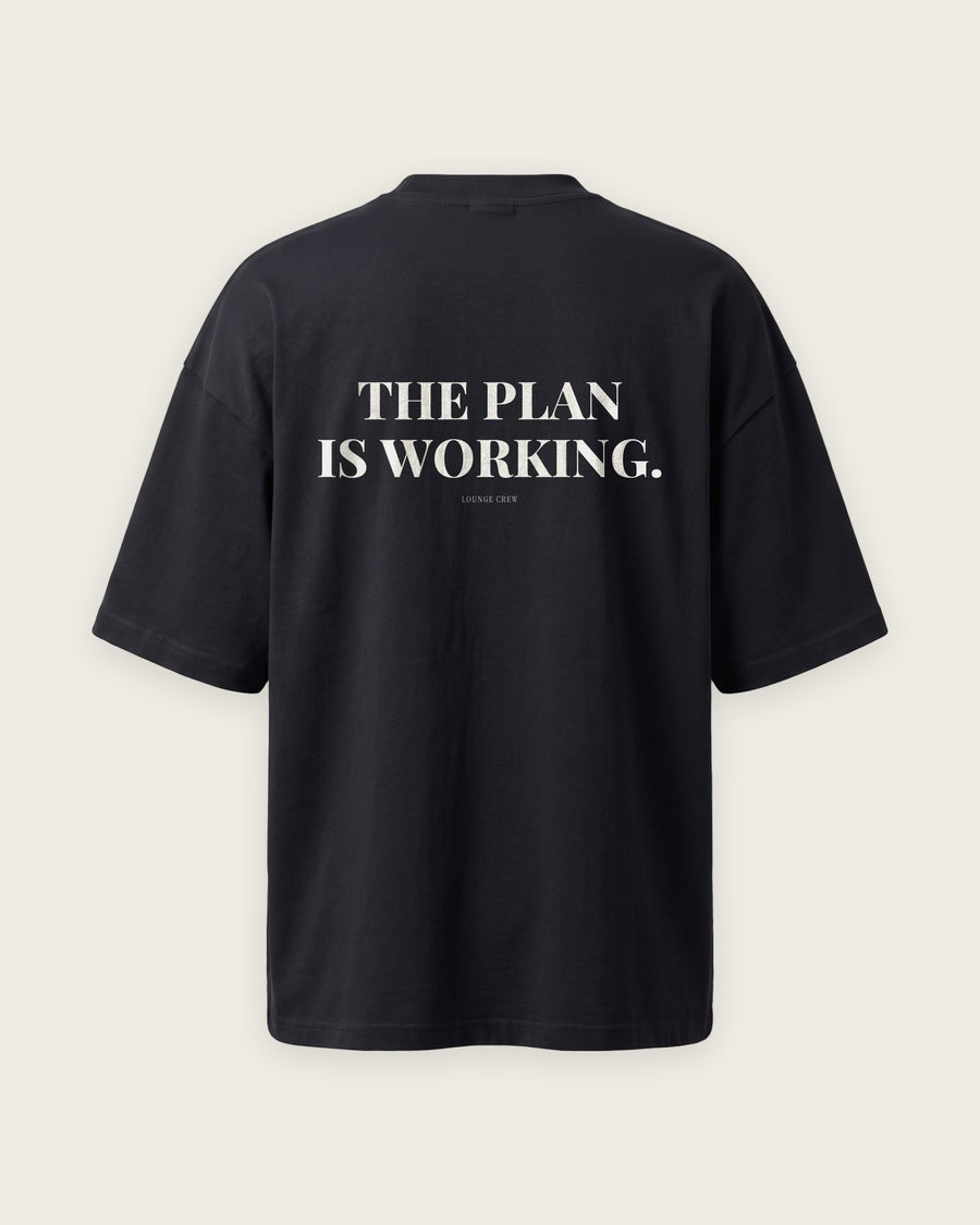 Camiseta Oversized “The Plan Is Working”