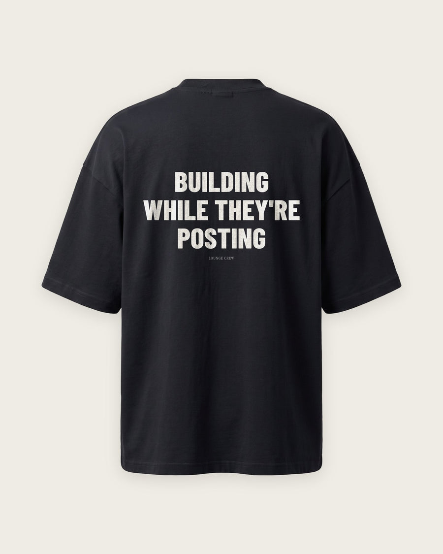 Camiseta Oversized “Building While They're Posting”